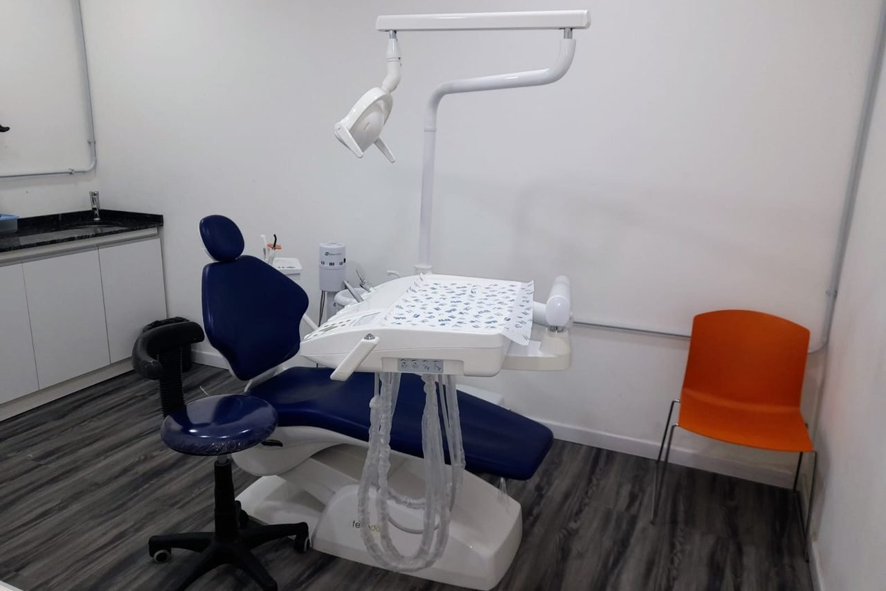 Consultorio interno con sill&oacute;n azul