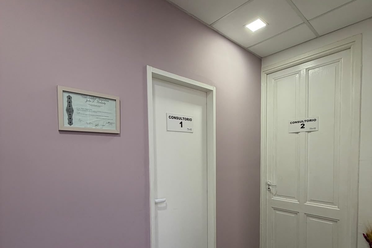 Pasillo interno con las puertas de los consultorios 1 y 2