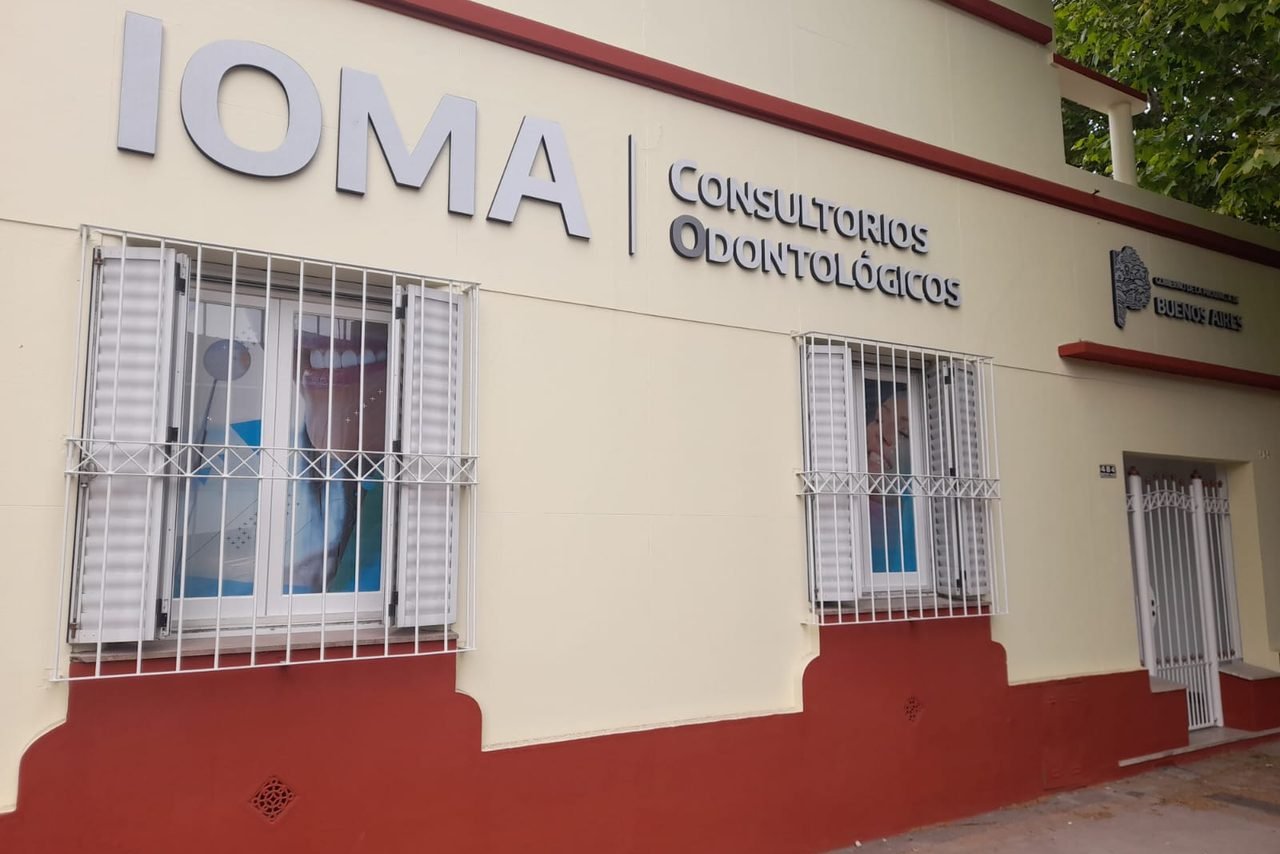 Cartel de Consultorios Odontol&oacute;gicos sobre el frente