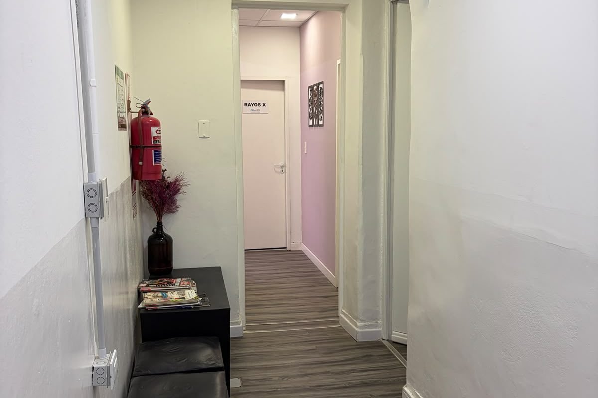Pasillo interno con la sala de rayos X