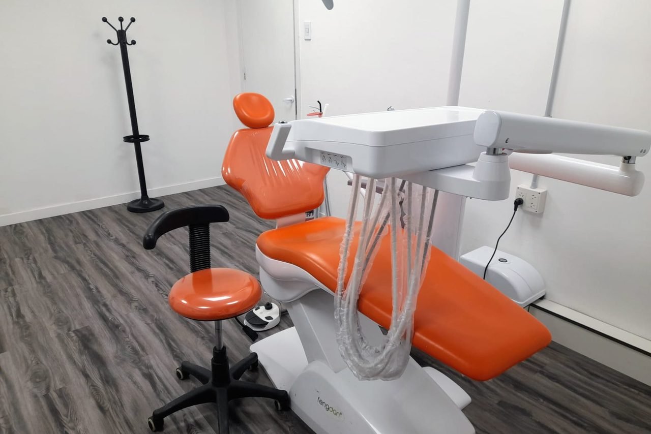 Consultorio interno con sill&oacute;n naranja