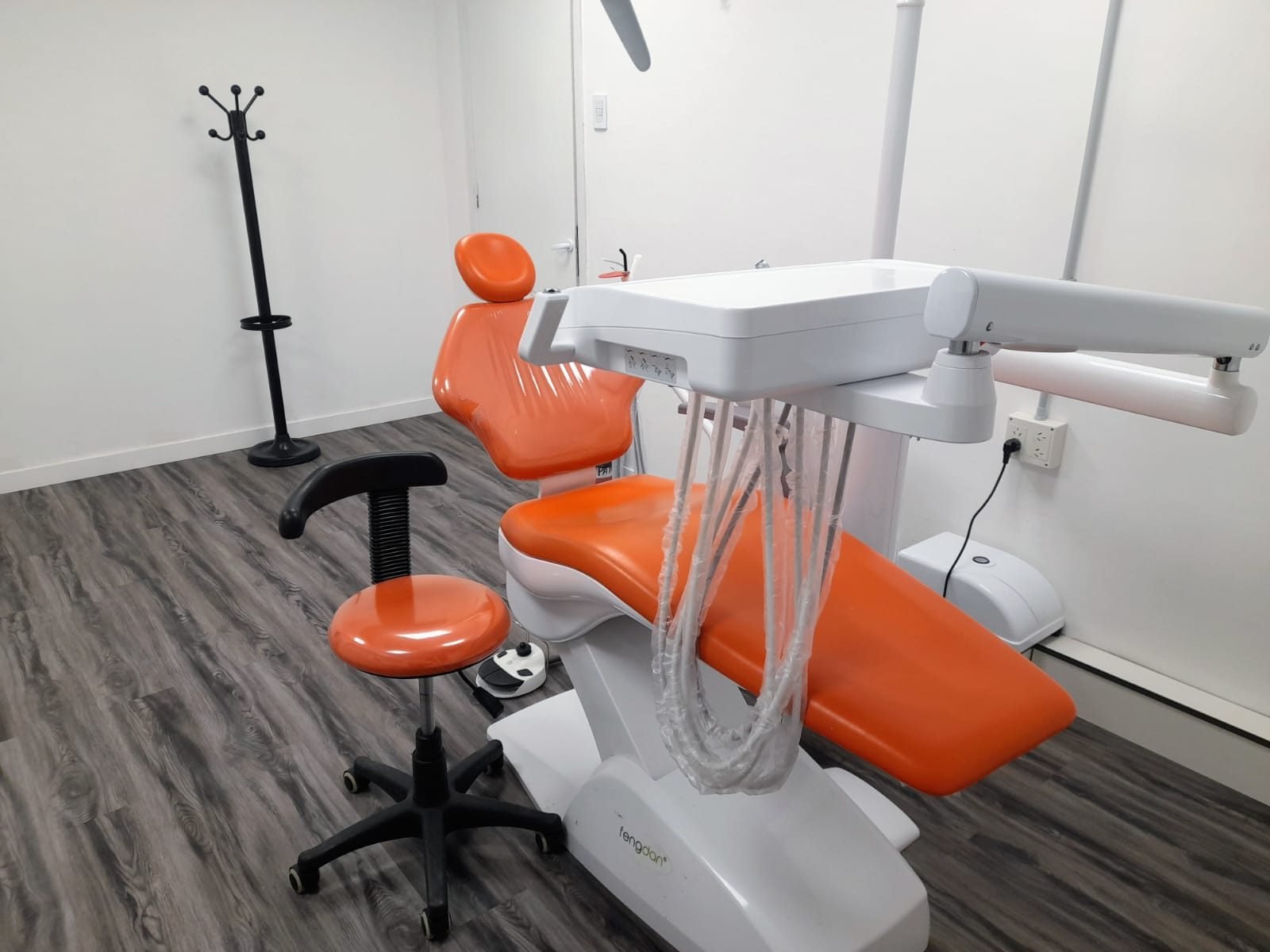 Consultorio odontol&oacute;gico con sill&oacute;n naranja
