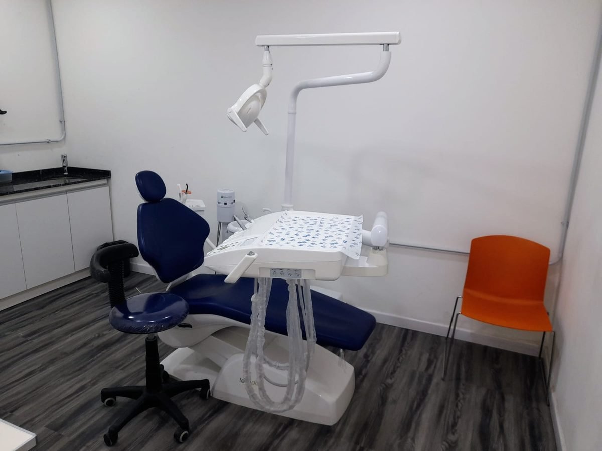 Consultorio con sill&oacute;n azul y mesada